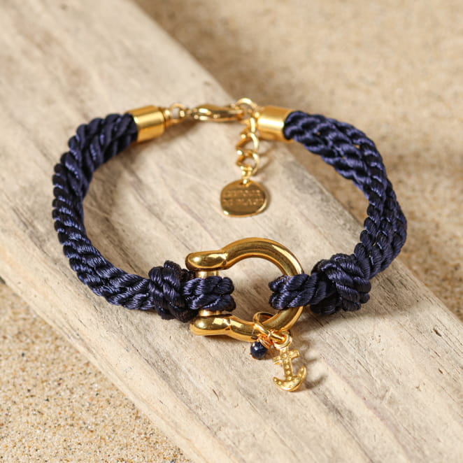bracelet Manille doré avec corde bleu marine enroulé deux fois