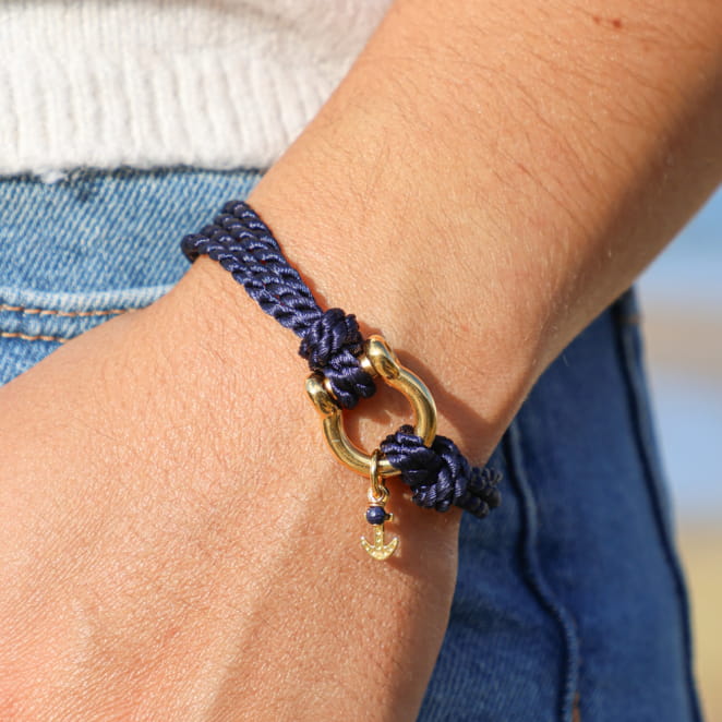bracelet Manille doré et corde bleu marine, fabrication française à la main inspirée de l’univers nautique