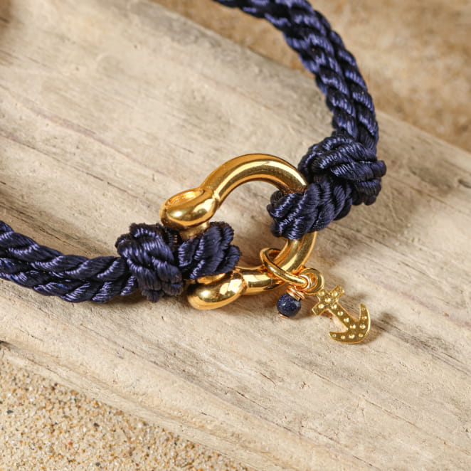 bracelet Manille doré avec corde bleu marine posé en cercle