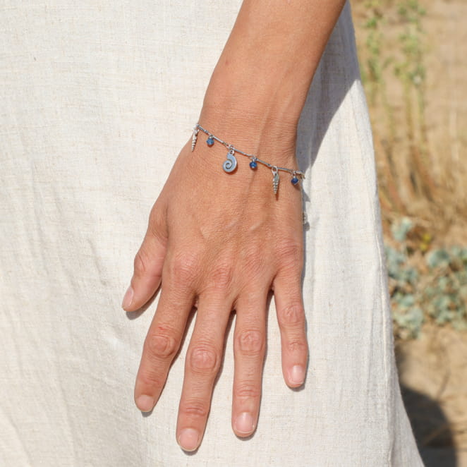 Bracelet Manoa en métal plaqué argent et perles bleu Montana, fabrication artisanale française inspirée par l’océan.