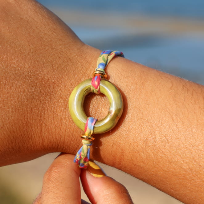 bracelet Printemps doré et vert, anneau central et cordon coloré, création artisanale française