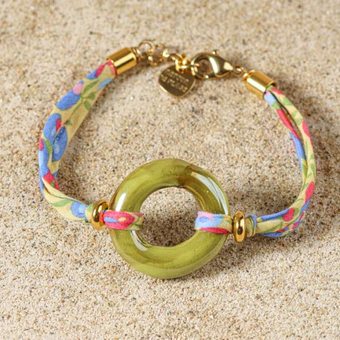 bracelet Printemps doré et vert, bijou fait main sur l’Île d’Oléron avec cordon tissé et anneau doré