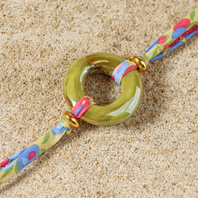 bracelet Printemps doré et vert, cordon multicolore et anneau doré, fabrication artisanale française