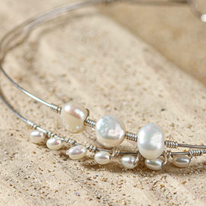 bracelet Guérandaise argenté et perles blanches, bijou fait main sur l’Île d’Oléron