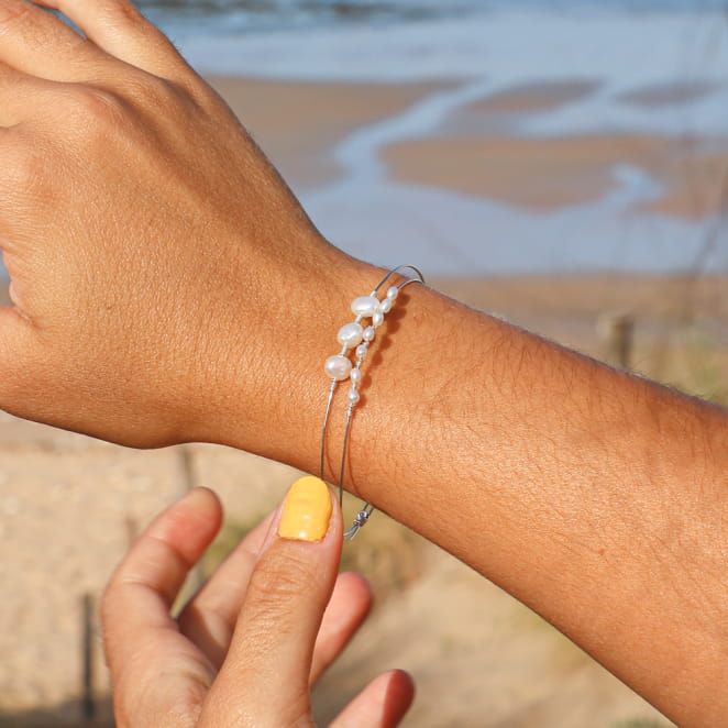 bracelet Guérandaise argenté avec corde blanche porté au poignet droit