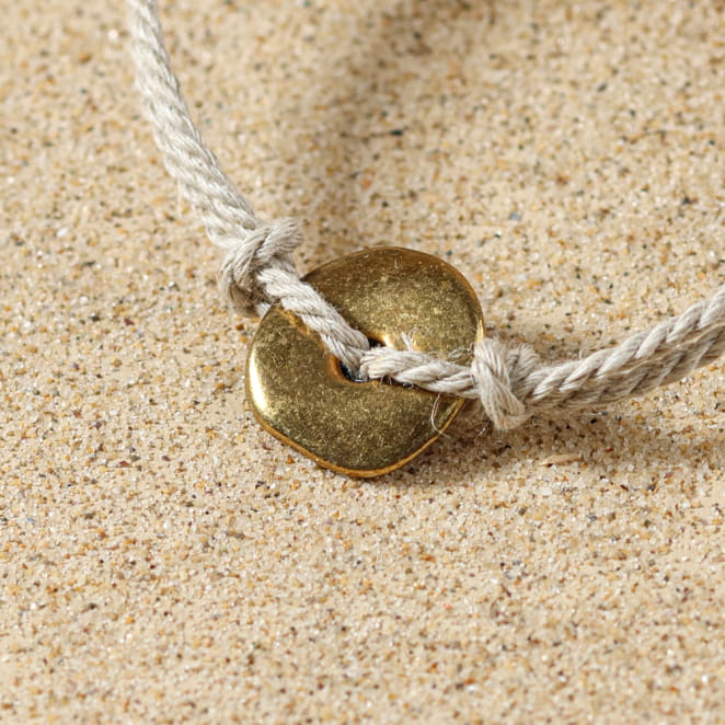 bracelet homme Roso en lin naturel et perle bronze centrale, bijou artisanal français