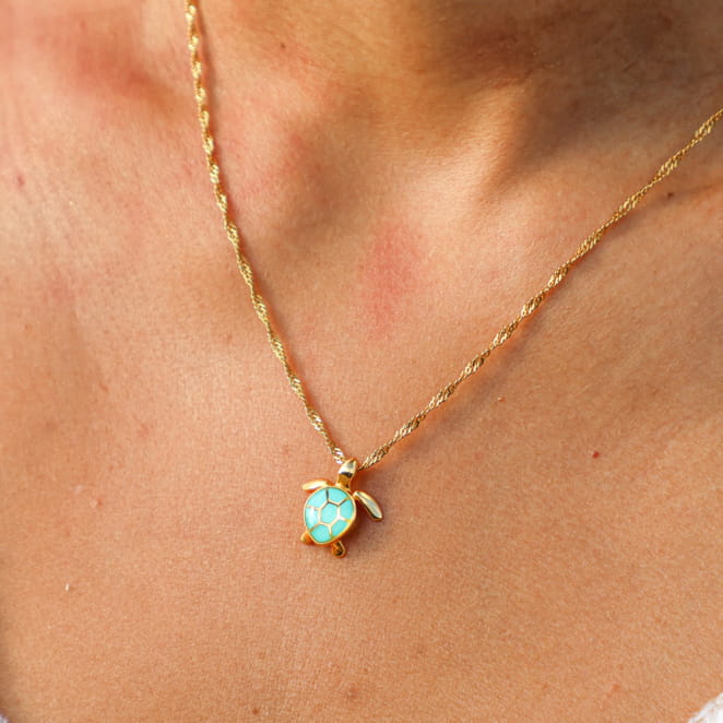 collier Bylot doré avec pendentif rond pierre turquoise porté en gros plan