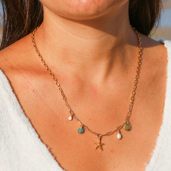 collier Dolcevita doré avec pendentifs vert d’eau porté autour du cou