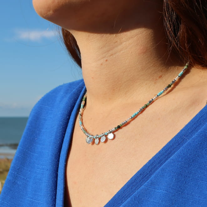 collier Granita argenté avec perles bleu ciel et multicolores porté avec tenue bleue