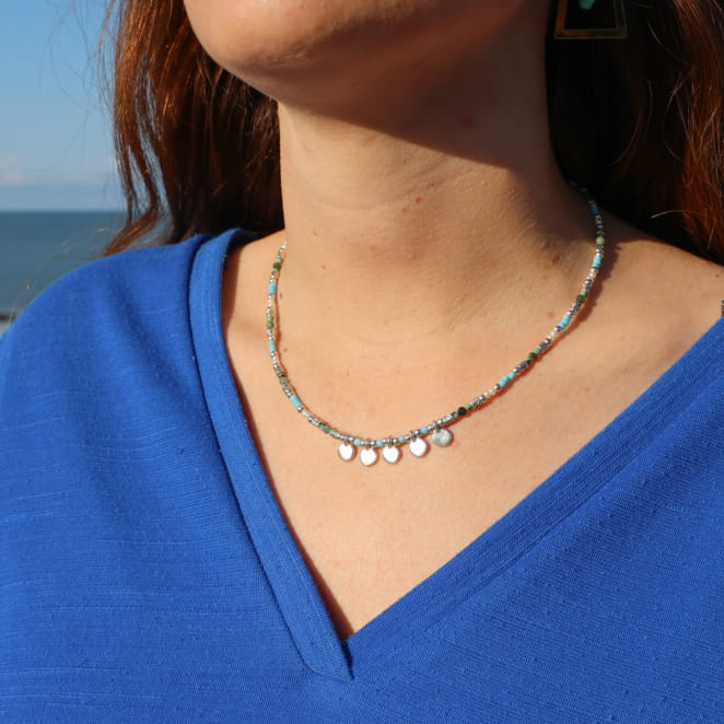 collier Granita argenté avec perles bleu ciel et multicolores porté avec tenue bleue