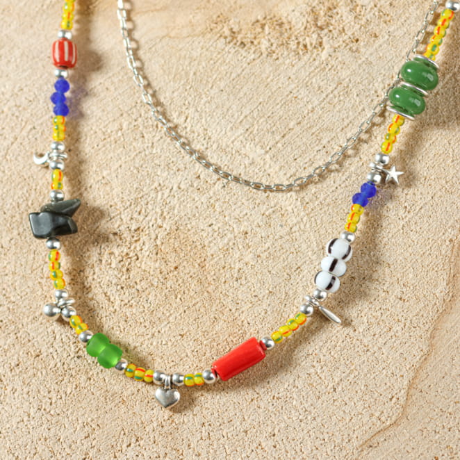 collier Turaco argenté avec perles multicolores présenté à plat