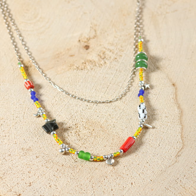 collier Turaco argenté avec perles multicolores présenté à plat