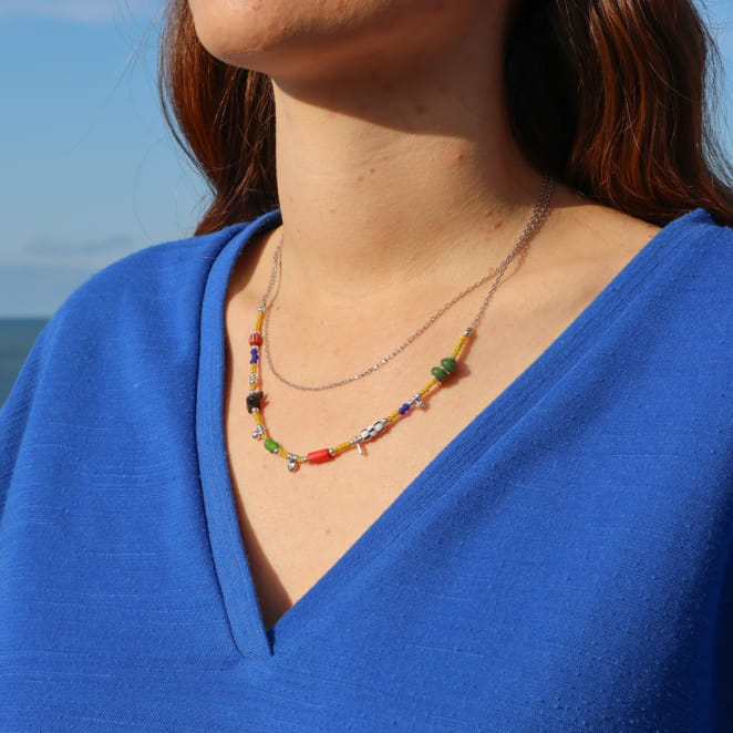 ollier Turaco argenté à perles multicolores porté avec tenue bleue