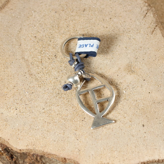 porte-clés Merlan argenté, perles et détails bleu marine, création artisanale française