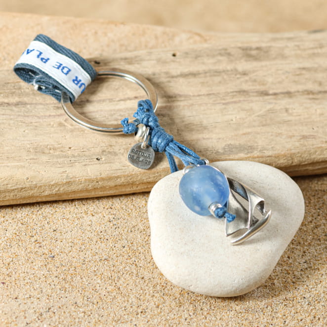 Porte-clés Vendéen en métal plaqué argent et perle bleue, bijou artisanal français au charme côtier.