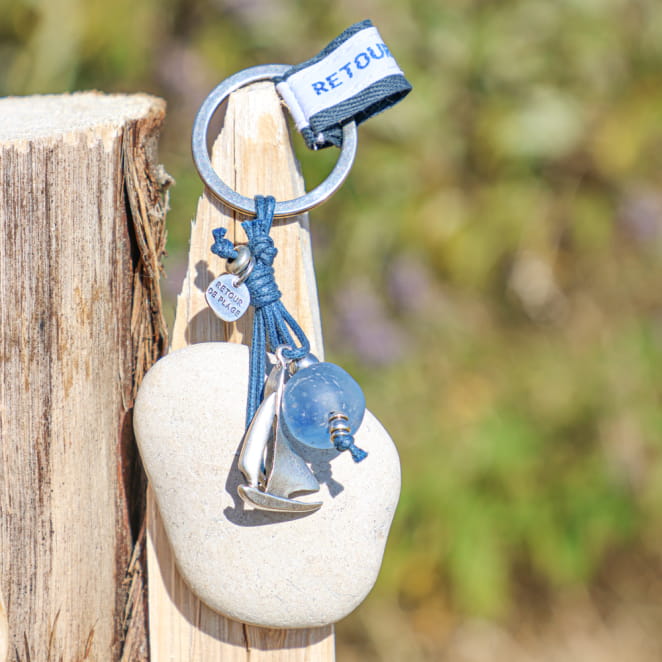 Porte-clés Vendéen en métal plaqué argent et perle bleue, création artisanale française inspirée par la mer.