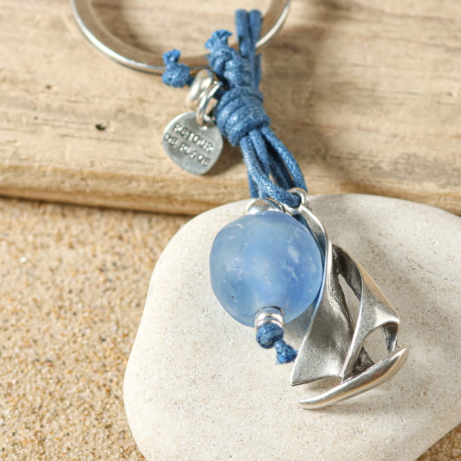 Porte-clés Vendéen argenté et perle bleue, fabrication française au style nautique.