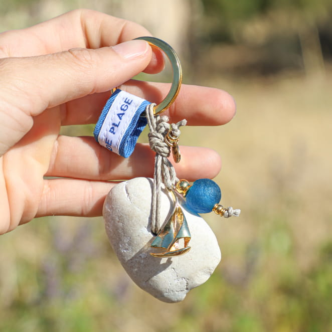 Porte-clés Vendéen en métal doré à l’or fin et perle bleue, création artisanale française inspirée du littoral.