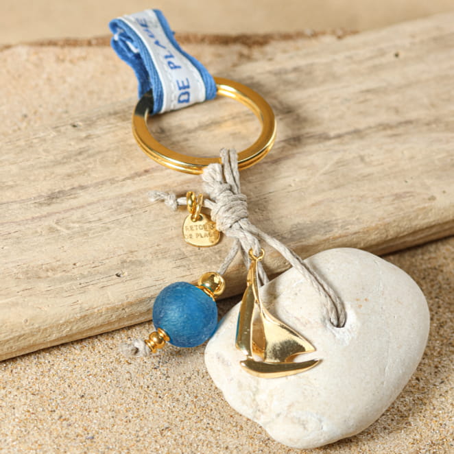 Porte-clés Vendéen en métal doré à l’or fin et perle bleue, bijou artisanal français aux détails marins.