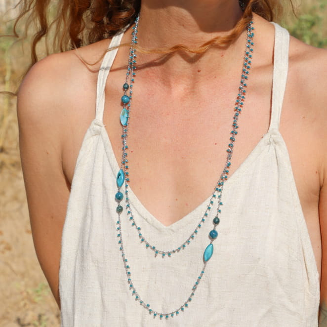 Sautoir Béatrice en métal plaqué argent et perles bleu pétrole, bijou fait main en France au style marin élégant.