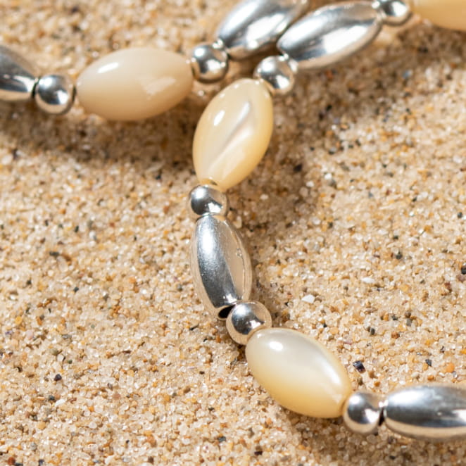 Découvrez les boucles d’oreilles Aglandau, un bijou marin fabriqué en France sur l’Île d’Oléron par des monteuses qualifiées.