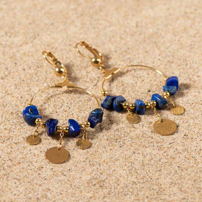 Découvrez les boucles d’oreilles Bolivie, un bijou marin fabriqué en France sur l’Île d’Oléron par des monteuses qualifiées.