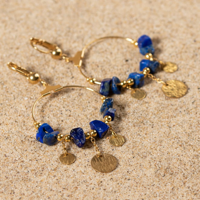 Retour de plage vous propose des colliers, bracelets, boucles d’oreilles, bracelets de chevilles, porte-clefs, parfums, cabas et bagues pour femme, homme et enfant pour que chacun trouve son bonheur.