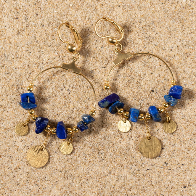 Retour de plage propose des bijoux fantaisie fabriqués avec des matériaux de qualité : céramique, lin, perles de verre, hématite, quartz, amazonite, perles de rivière, nacre, perle de jade, lapis lazuli, perles de culture, pierre de sable, etc.
