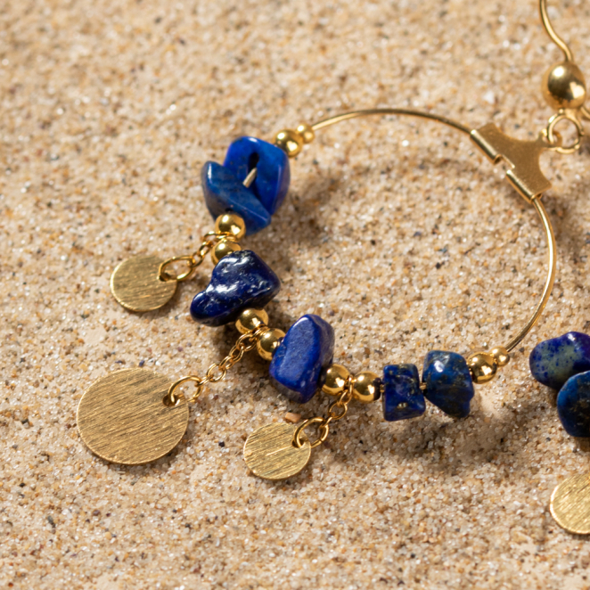 Les bijoux Retour de plage sont des bijoux fantaisie authentiques et uniques faits de perles naturelles qui racontent une histoire de nature ou d’océan à partager en famille ou entre amis.