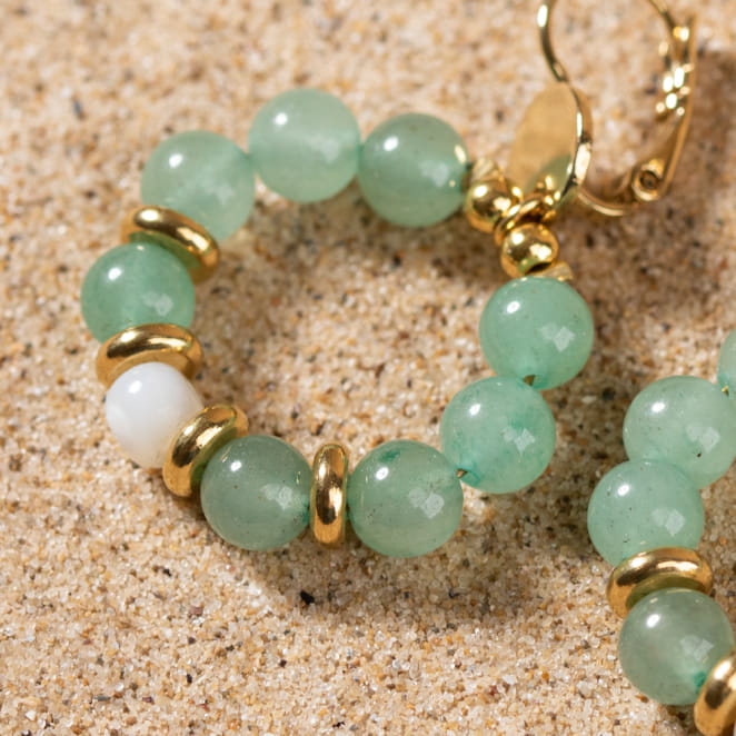 Retour de plage propose des bijoux fantaisie multicolore, blanc, sable, bleu nuit, turquoise, couleur ficelle, anthracite, ou autre alors choisissez les matières qui vous plaisent et les textures que vous aimez.