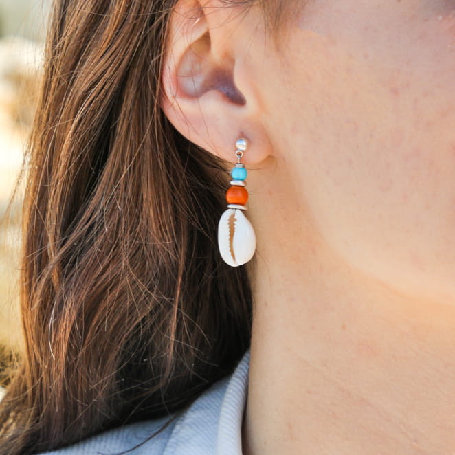 Retour de plage vous propose des colliers, bracelets, boucles d’oreilles, bracelets de chevilles, porte-clefs, parfums, cabas et bagues pour femme, homme et enfant pour que chacun trouve son bonheur.