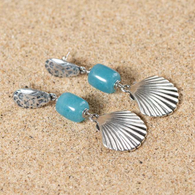 Retour de plage propose des bijoux fantaisie multicolore, blanc, sable, bleu nuit, turquoise, couleur ficelle, anthracite, ou autre alors choisissez les matières qui vous plaisent et les textures que vous aimez.