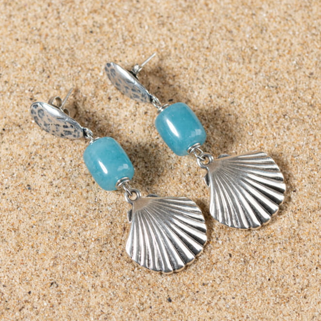 Retour de plage propose des bijoux fantaisie fabriqués avec des matériaux de qualité : céramique, lin, perles de verre, hématite, quartz, amazonite, perles de rivière, nacre, perle de jade, lapis lazuli, perles de culture, pierre de sable, etc.