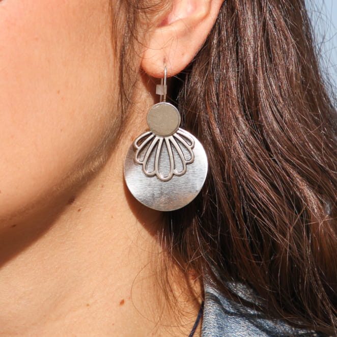 Retour de plage vous propose des colliers, bracelets, boucles d’oreilles, bracelets de chevilles, porte-clefs, parfums, cabas et bagues pour femme, homme et enfant pour que chacun trouve son bonheur.