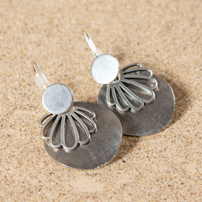 Retour de plage propose des bijoux fantaisie multicolore, blanc, sable, bleu nuit, turquoise, couleur ficelle, anthracite, ou autre alors choisissez les matières qui vous plaisent et les textures que vous aimez.