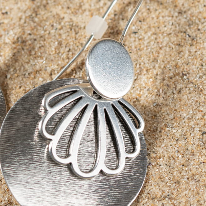 Découvrez les boucles d’oreilles Nadège, un bijou marin fabriqué en France sur l’Île d’Oléron par des monteuses qualifiées.