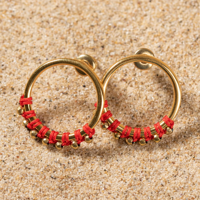 Retour de plage vous propose des colliers, bracelets, boucles d’oreilles, bracelets de chevilles, porte-clefs, parfums, cabas et bagues pour femme, homme et enfant pour que chacun trouve son bonheur.