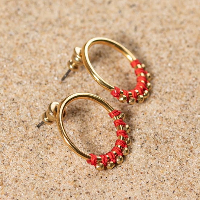 Retour de plage propose des bijoux fantaisie multicolore, blanc, sable, bleu nuit, turquoise, couleur ficelle, anthracite, ou autre alors choisissez les matières qui vous plaisent et les textures que vous aimez.