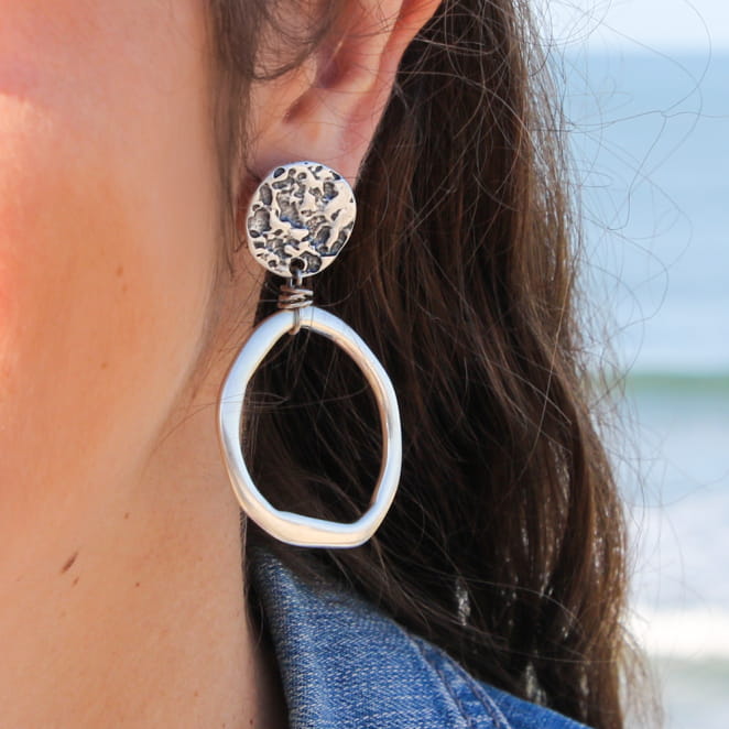 Les bijoux Retour de plage sont des bijoux fantaisie authentiques et uniques faits de perles naturelles qui racontent une histoire de nature ou d’océan à partager en famille ou entre amis.