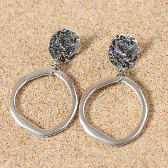 Retour de plage propose des bijoux fantaisie multicolore, blanc, sable, bleu nuit, turquoise, couleur ficelle, anthracite, ou autre alors choisissez les matières qui vous plaisent et les textures que vous aimez.