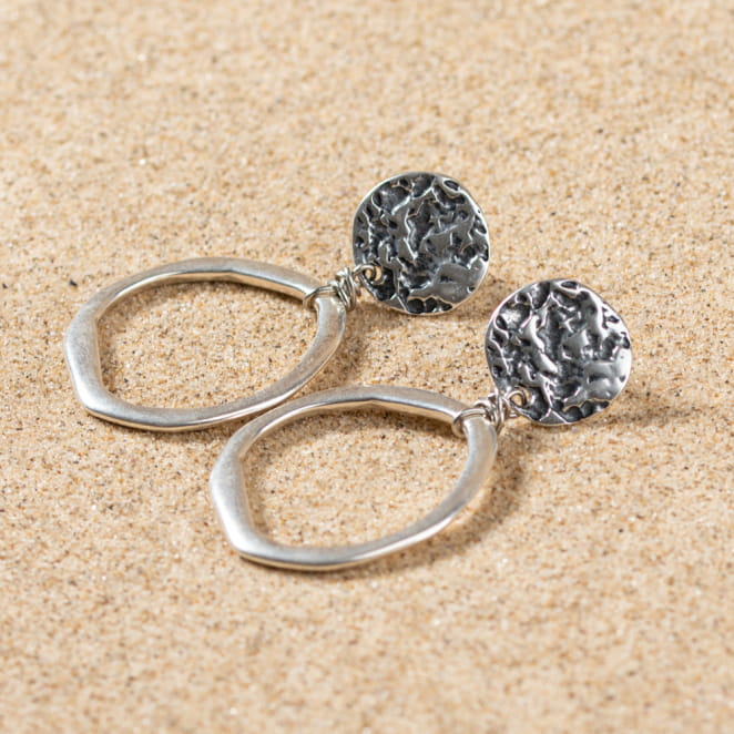 Retour de plage propose des bijoux fantaisie fabriqués avec des matériaux de qualité : céramique, lin, perles de verre, hématite, quartz, amazonite, perles de rivière, nacre, perle de jade, lapis lazuli, perles de culture, pierre de sable, etc.