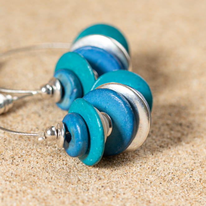 Boucles Colada bleu dur et multicolore, composition originale de perles sur support argenté.