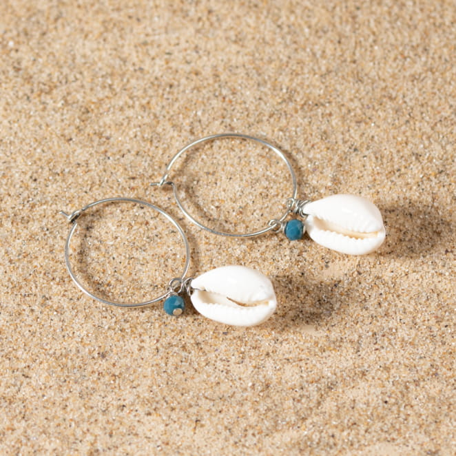 Boucles Amélie bleu Montana, perles pendantes et monture argentée, esprit bord de mer.