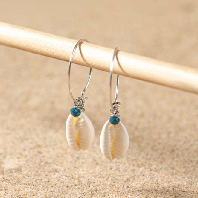 Boucles Amélie suspendues, perles bleues et grises pour une élégance naturelle.