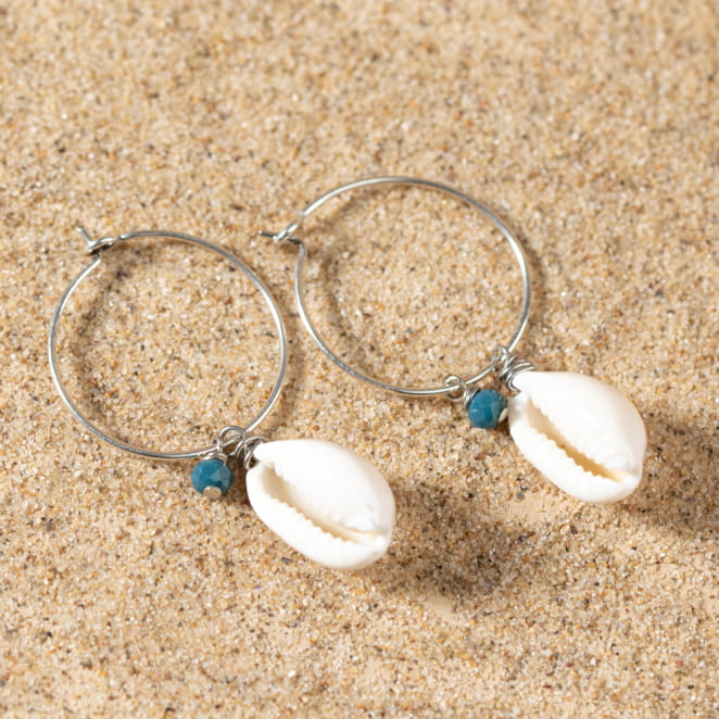 Boucles d’oreilles Amélie bleu Montana, anneau fin et perles pendantes argentées, esprit bord de mer.