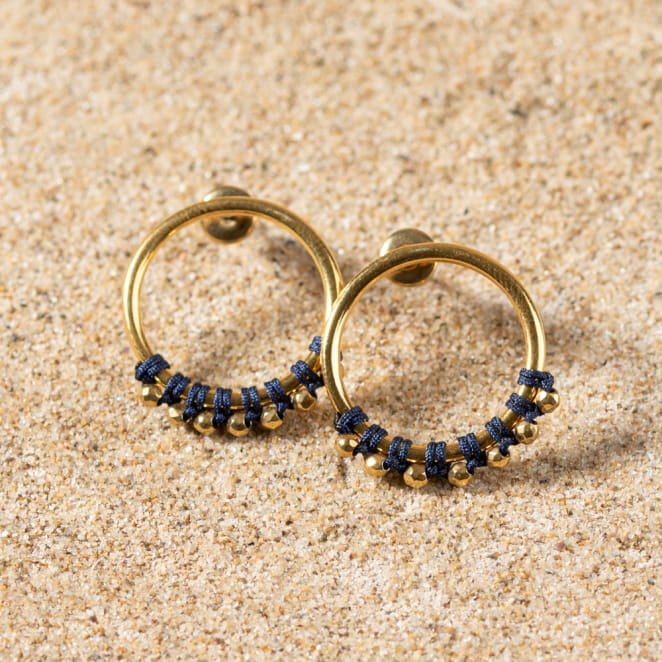 Retour de plage propose des bijoux fantaisie multicolore, blanc, sable, bleu nuit, turquoise, couleur ficelle, anthracite, ou autre alors choisissez les matières qui vous plaisent et les textures que vous aimez.