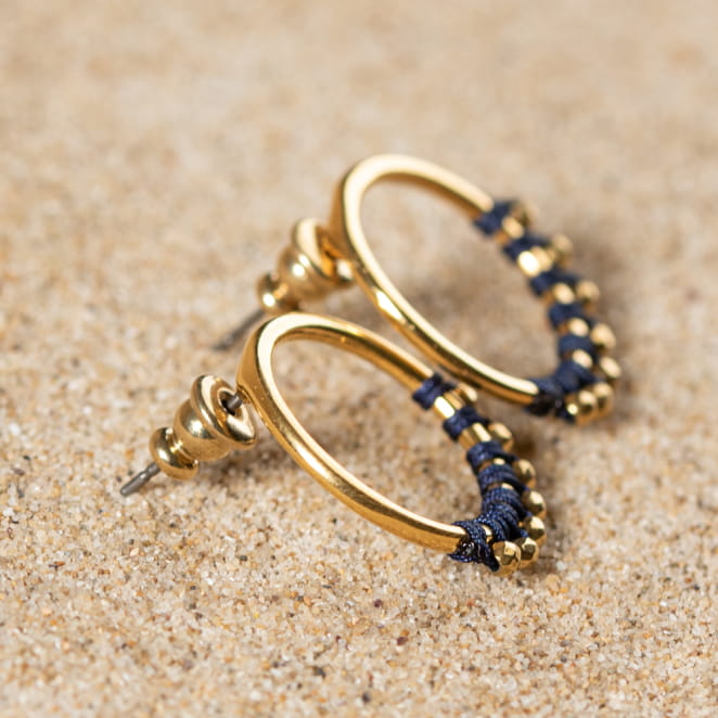 Retour de plage vous propose des colliers, bracelets, boucles d’oreilles, bracelets de chevilles, porte-clefs, parfums, cabas et bagues pour femme, homme et enfant pour que chacun trouve son bonheur.