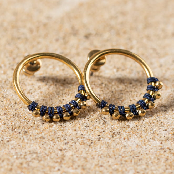 Retour de plage propose des bijoux fantaisie fabriqués avec des matériaux de qualité : céramique, lin, perles de verre, hématite, quartz, amazonite, perles de rivière, nacre, perle de jade, lapis lazuli, perles de culture, pierre de sable, etc.