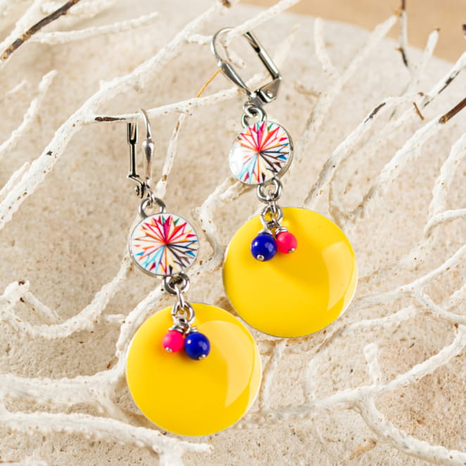 Découvrez les boucles d’oreilles Acidulé, un bijou marin fabriqué en France sur l’Île d’Oléron par des monteuses qualifiées.