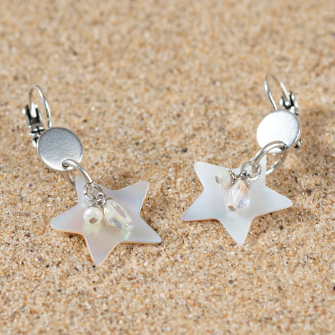 Retour de plage propose des bijoux fantaisie fabriqués avec des matériaux de qualité : céramique, lin, perles de verre, hématite, quartz, amazonite, perles de rivière, perle de jade, lapis lazuli, perles de culture, pierre de sable, etc.